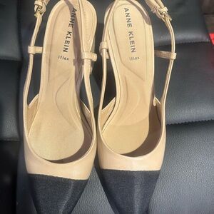 Anne Klein Women's Tan and Black Slingback Heels